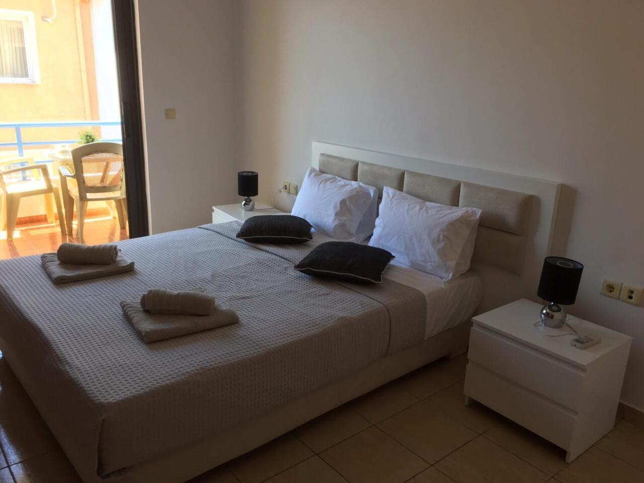 Sea And Sky Apartments Sarandë Habitación foto